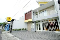 Borobudur Homestay Keluarga Hotels in Taman Baru
