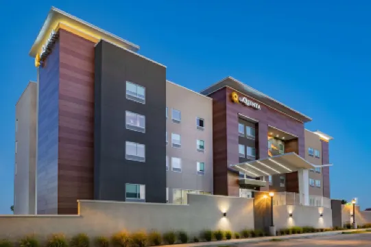 La Quinta Inn & Suites by Wyndham Galveston North at I-45 Hotels near Moody Gardens