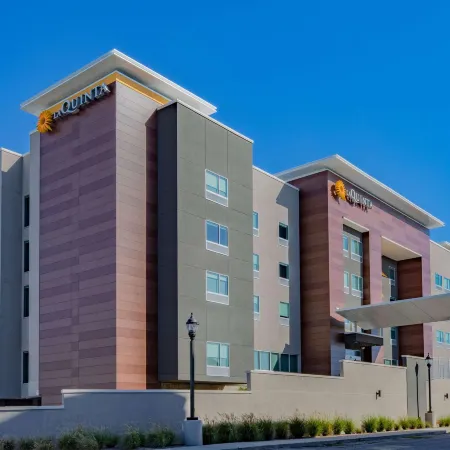La Quinta Inn & Suites by Wyndham Galveston North at I-45 Отели рядом с достопримечательностью «Парк Муди Гарденс Аттракшенс Тем»
