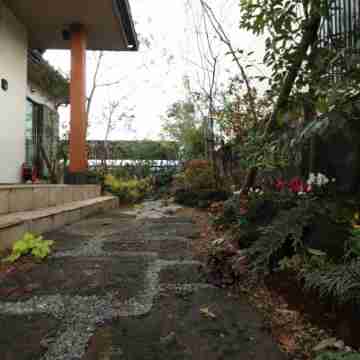 Autumn Leaves Hotel Exterior