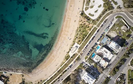 Cama Luxury Suites Отели рядом с достопримечательностью «Paralia Asteria»