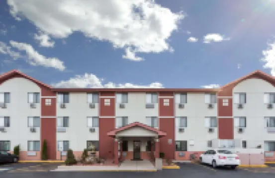 Super 8 by Wyndham Mundelein/Libertyville Area Hotels in Libertyville