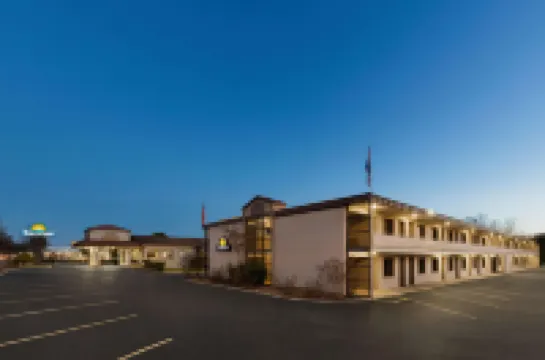 เดย์สอินน์ บายวินด์แฮม โอ๊ค ริดจ์ น็อกซ์วิลล์ โรงแรมในโอคริดจ์