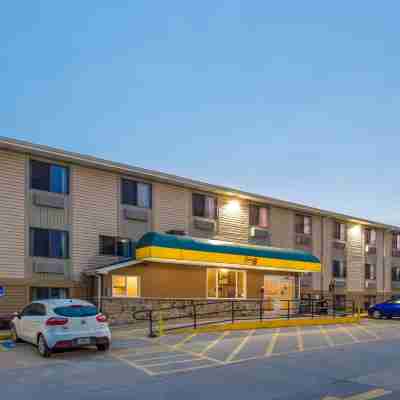 Super 8 by Wyndham Iowa City/Coralville Hotel Exterior