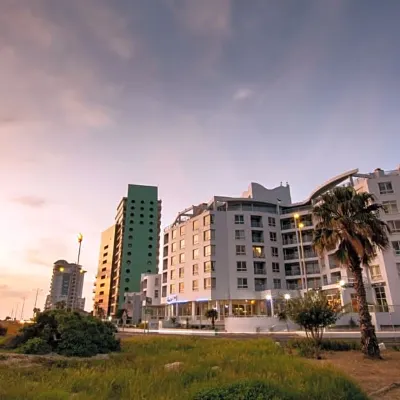 Ocean Breeze Hotel クープ・セントルム周辺のホテル