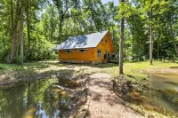 Lyndhurst Cabin on Farm w/ Pond & Stocked Stream! - Parkering
