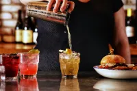 芝加哥奧黑爾羅斯蒙特Staybridge套房飯店 - 酒吧