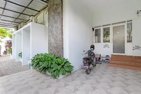 Capital O 91665 d'Prof Exclusive Guesthouse Отели в г. Gunung Pati