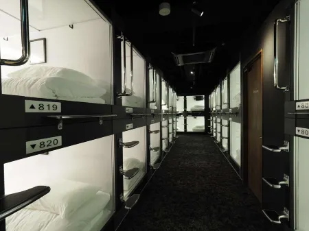 Leo Yu Capsule Hotel Funabashi Отели рядом со станцией JR Funabashihoten station