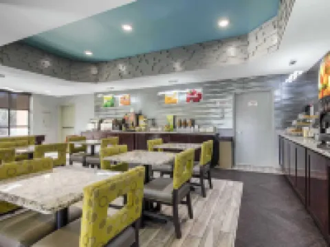 ควอลิตี้ อินน์แอนด์สวีทส์ มอนต์กอเมอรีอินน์อีสต์ ถนนคาร์ไมเคิล