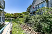 Slope-Side Studio Bliss: Ski-in/Ski-Out, Renovated at Blue, Hot Tub, Fast Wi-Fi