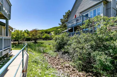 Slope-Side Studio Bliss: Ski-in/Ski-Out, Renovated at Blue, Hot Tub, Fast Wi-Fi