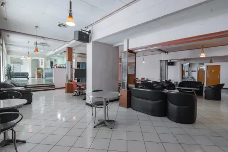 RedDoorz @ Achino Hotel Bandung Отели в г. Regol