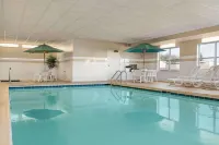 Country Inn & Suites by Radisson, Peoria North, IL - Pools