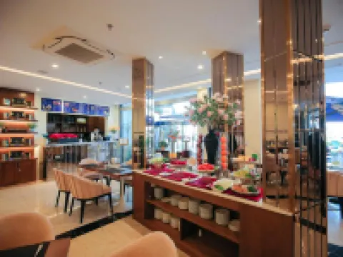 ซานดัลส์ ฟลอร่า โฮเต็ล โรงแรมในด่าหลัต