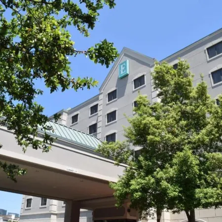 Embassy Suites by Hilton Houston Near the Galleria Отели рядом с достопримечательностью «Водяная стена»