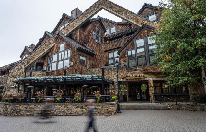 Executive The Inn At Whistler Village & Mountain Side Hotel