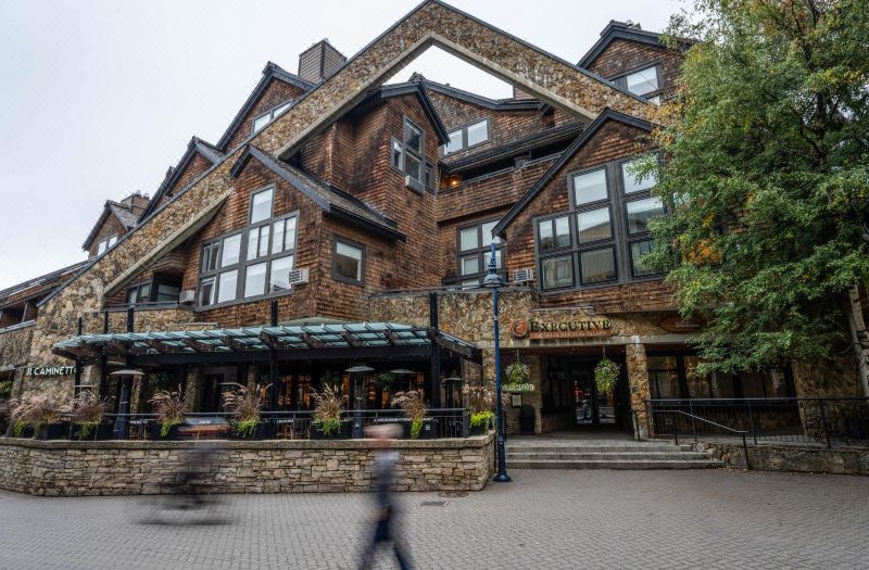 Executive The Inn At Whistler Village & Mountain Side Hotel