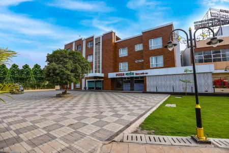 Hotel Landmark Aura Отели в г. Тхане