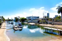 Luxico Majestic Palms (Heated Pool) Hotels in Broadbeach Waters