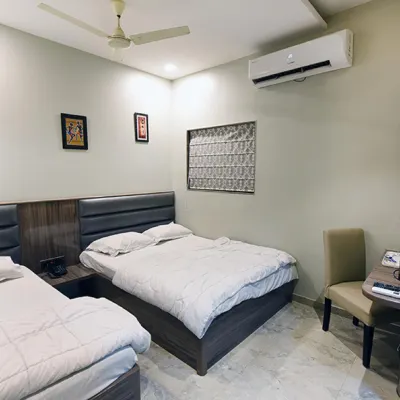 Hotel Afreen Các khách sạn gần Trung tâm mua sắm New Market