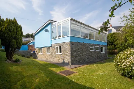 Sunningdale - Beach Side Cottage, Sea Views, Parking