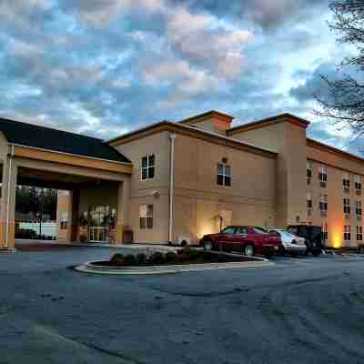 La Quinta Inn & Suites by Wyndham Lexington Park - Patuxent Hotel Exterior