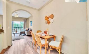 Bright 3Br Condo with Pool and Hot Tub, Close to Disney!