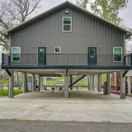Outdoor Entertainment Space Home in McQueeney