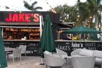 Coconut Court Beach Hotel - bar