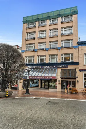 The Bedford Regency Hotel Отели рядом с достопримечательностью «Art Gallery of Greater Victoria»