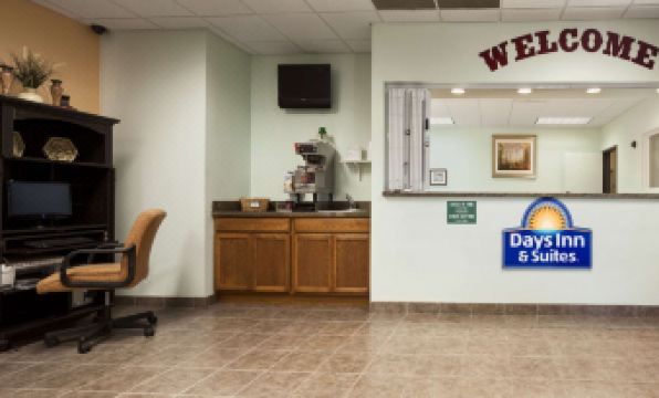 Days Inn & Suites by Wyndham Columbus NE