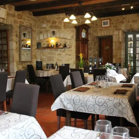 Logis Hotels- Auberge de la Tour - Hôtel et Restaurant