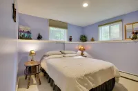 Bethel Chalet w/ Hot Tub: 3 Miles to Sunday River! - parking