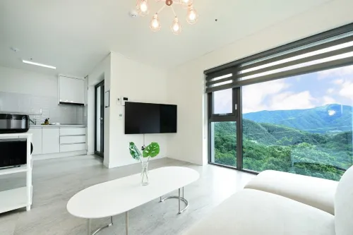 Between Sky and Land - Pet friendly