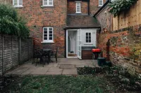 Chalk House - Pet Friendly Hotels near Waitrose & Partners