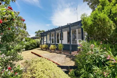 Cosy Corner Hotels near Bob Pettitt Reserve Playground