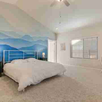 Spacious 1 Level Sisters Home - Walk to Downtown Rooms