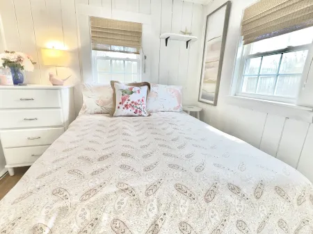 Stay in a TINY HOUSE!★0.4mi to Beach★Village★Restaurants★Pet Friendly ★ 2 bikes! Отели рядом с достопримечательностью «Парк Си Вью»