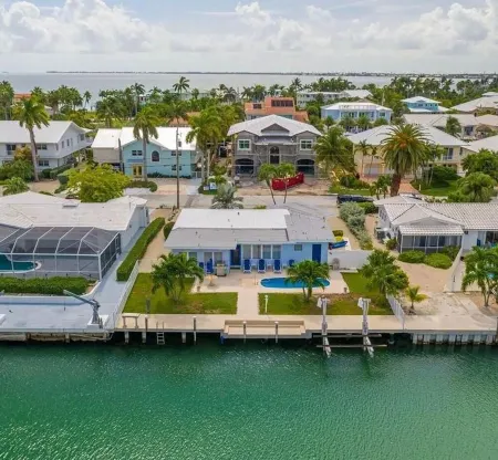 Quiet canal-front 3/3 Single-Family Home with Private Pool & Cabana Club Access Отели в г. Key Colony Beach