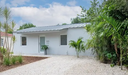 NEWLY Remodeled home with stock tank pool near Coral Gables