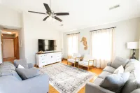Updated and cozy Beach Box! Gorgeous Backyard! 3 minutes to beach!!