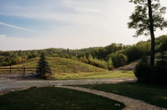 Unwind in Nature's Solitude: Discover our mountain farmhouse getaway