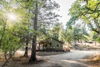 Cozy CaliCabin bordering the Sierra National Forest, Bass Lake and Yosemite