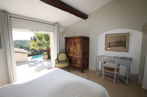 In Tourettes-sur-Loup, charming gite with infinity pool