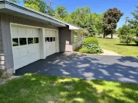 Beautifully Styled, Mid Century Modern, Family Friendly Lake Mills House! Các khách sạn ở Jefferson County