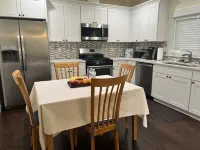 Spacious 1 bedroom apartment <br>2 mins to shopping malls and restaurants Hotels near N4