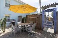 Upstairs so Sunny and Bright 2 Blocks to the Beach