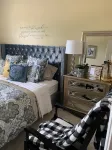Quaintly King  Hideaway Close to Bethel Private Room only in House