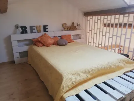 Self-contained accommodation, private grounds, jacuzzi, near Avignon, Nîmes, Arles